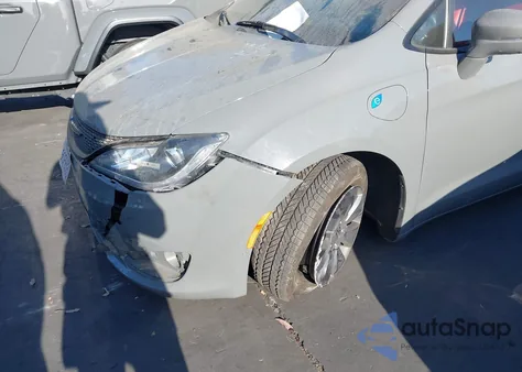 2020 Chrysler Pacifica Hybrid Red S Edition z USA, uszkodzony, nr VIN 2C4RC1N74LR261412